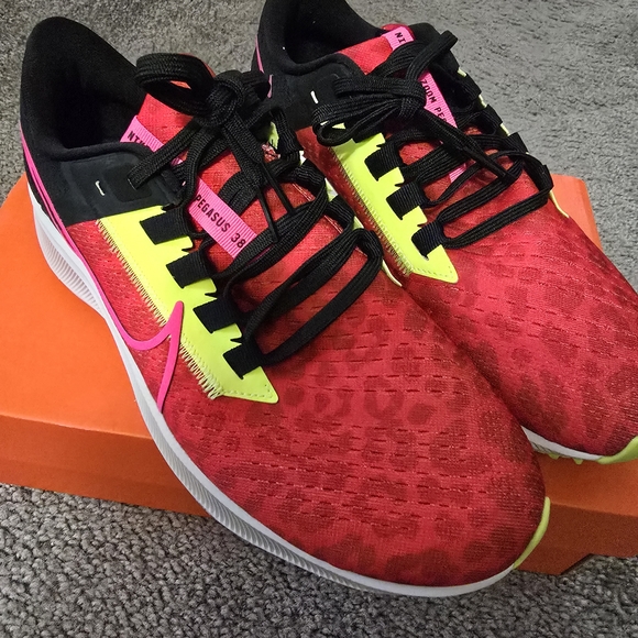 Nike Air Zoom Pegasus 38: Chile Red/ Hyper Pink-Black - Picture 5 of 6